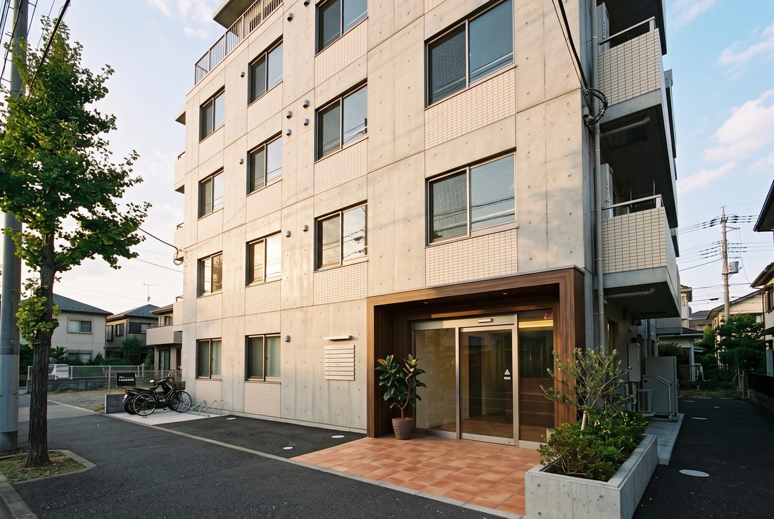 鷺沼税理士事務所が入る鷺沼サウスビルの外観。鉄筋コンクリート5階建てで、1階エントランスのアプローチはテラコッタ色のタイル貼り